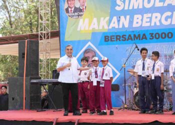 Muzani Tinjau Simulasi 3 Ribu Siswa Makan Bergizi Gratis di Batang, Jawa Tengah