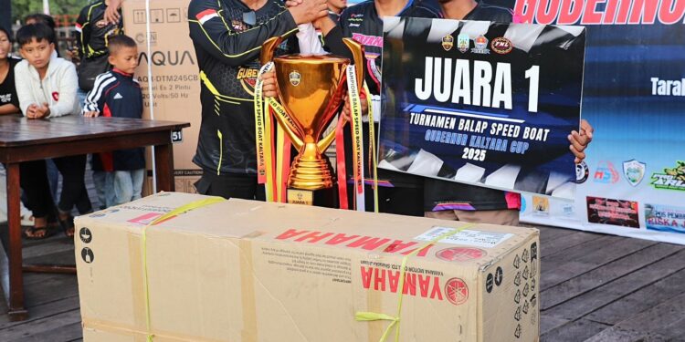 Serahkan Piala, Gubernur Zainal Apresiasi Turnamen Balap Speedboat Gubernur Cup 2025