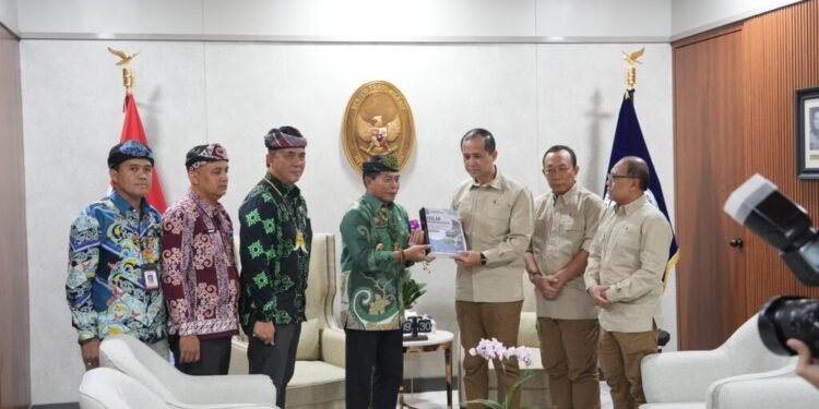 Gubernur Pastikan Kesiapan Sekolah Rakyat di Hadapan Menteri Transmigrasi.