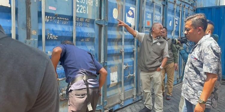 Kemenhut Bongkar Dugaan Pencucian Kayu, 23 Kontainer Bermuatan Kayu Dari Nabire Diamankan di Surabaya